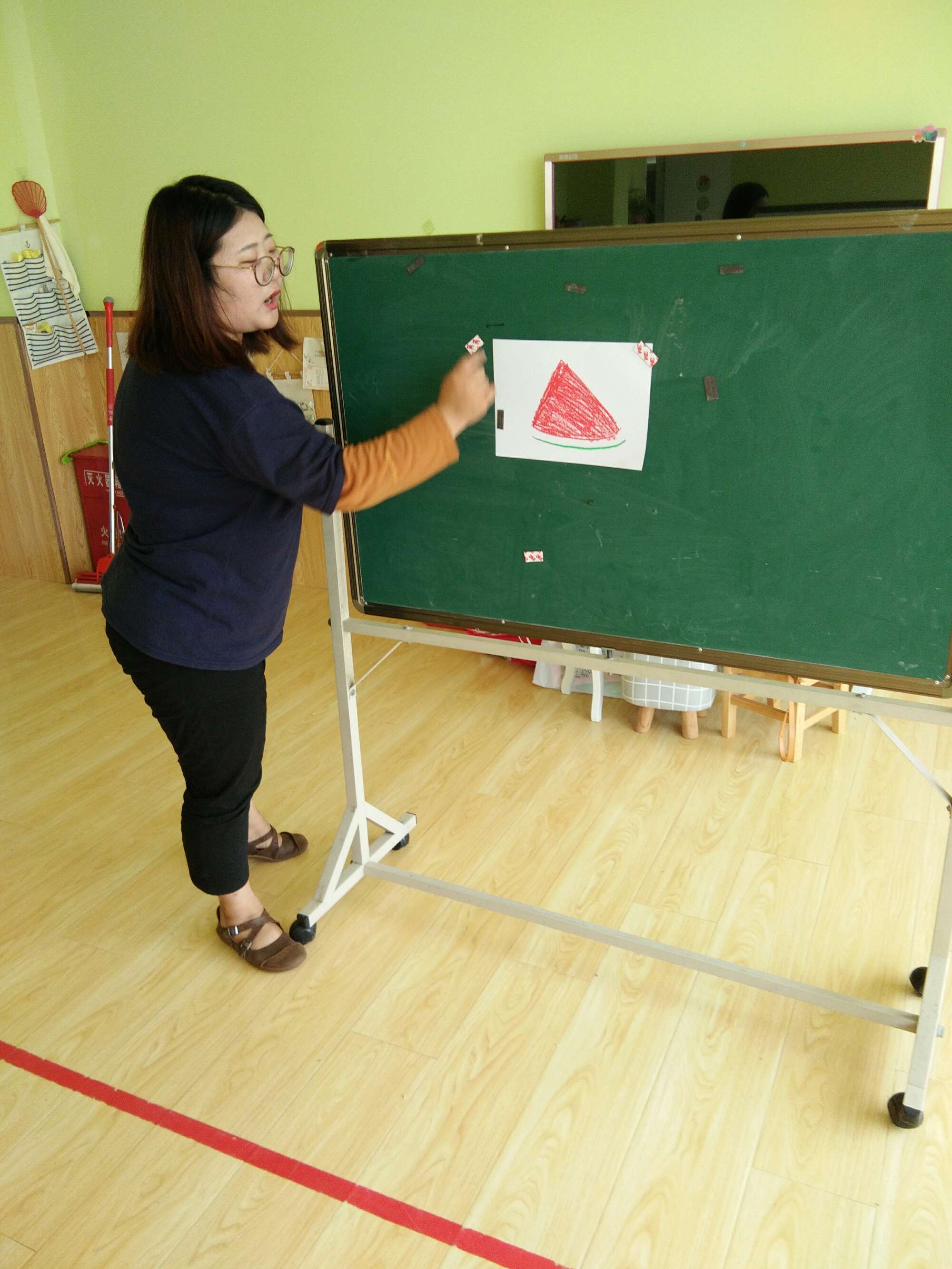 幼儿园小班切西瓜游戏教案_小班游戏切西瓜_小班游戏《切西瓜》