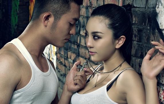 女人用脚踩男人视频_男脚踩女脸和脖子_男踩女踩是什么意思
