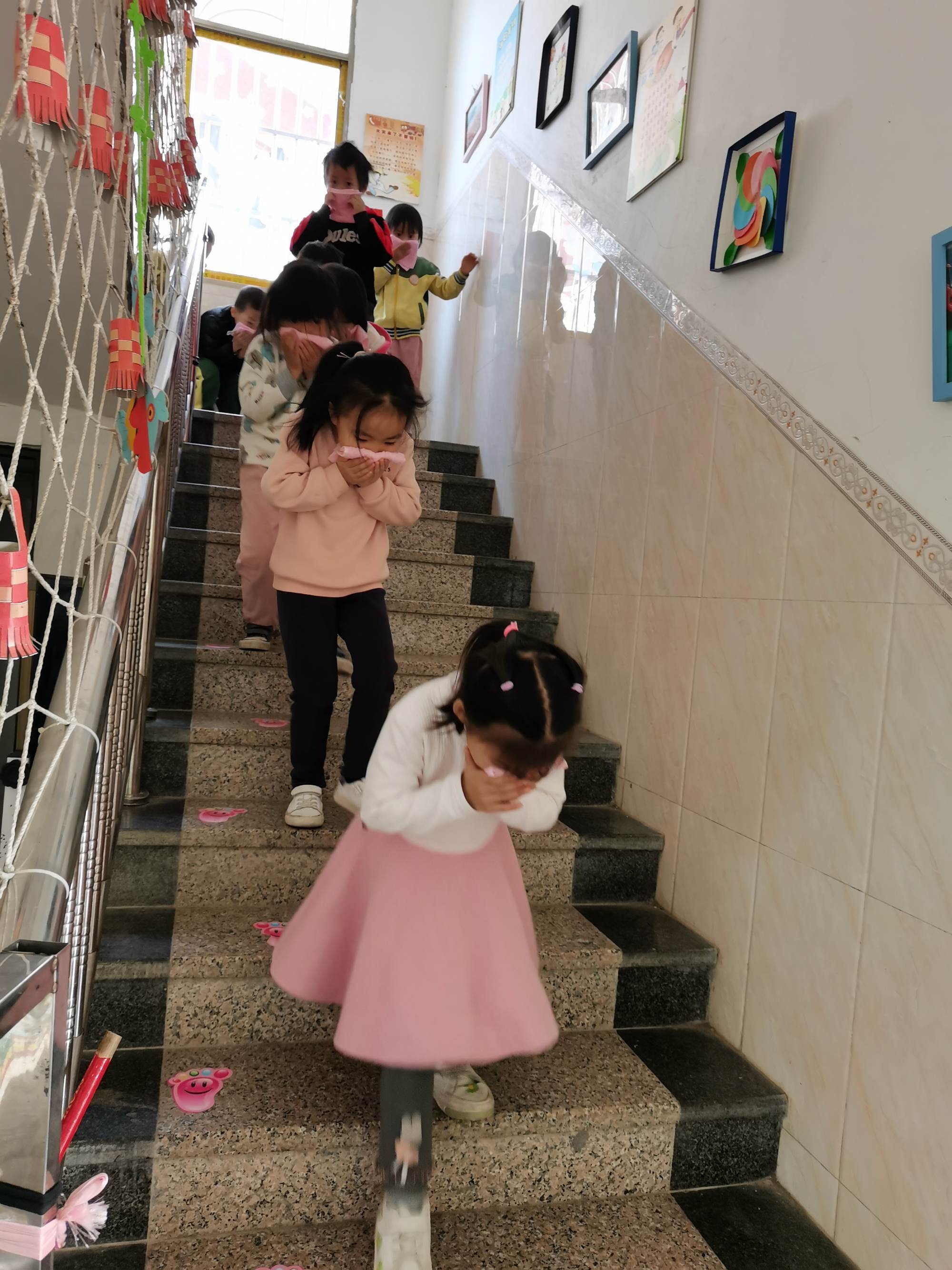 幼儿园火灾逃生演练_火灾逃生演练_火灾逃生演练图片
