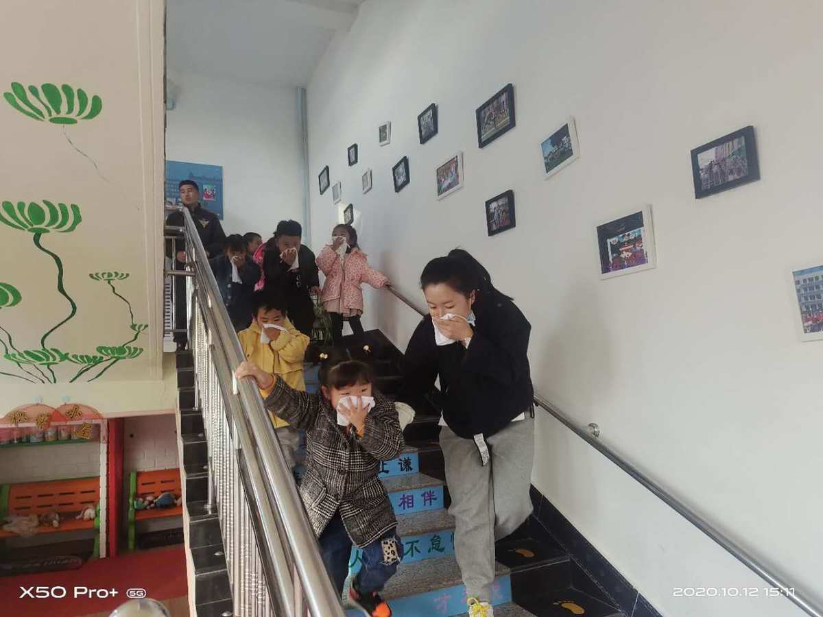 火灾逃生演练_火灾逃生演练图片_幼儿园火灾逃生演练