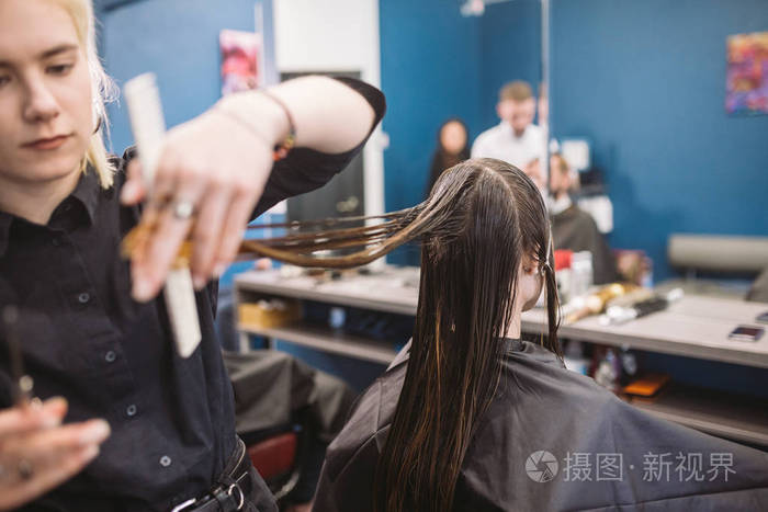 剪美女衣服，时尚新潮！
