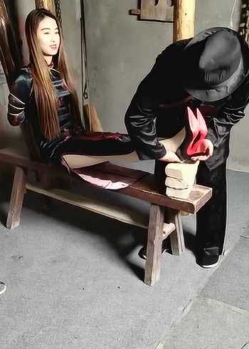 勇敢的美女挑战坐老虎凳，你能看到几个？