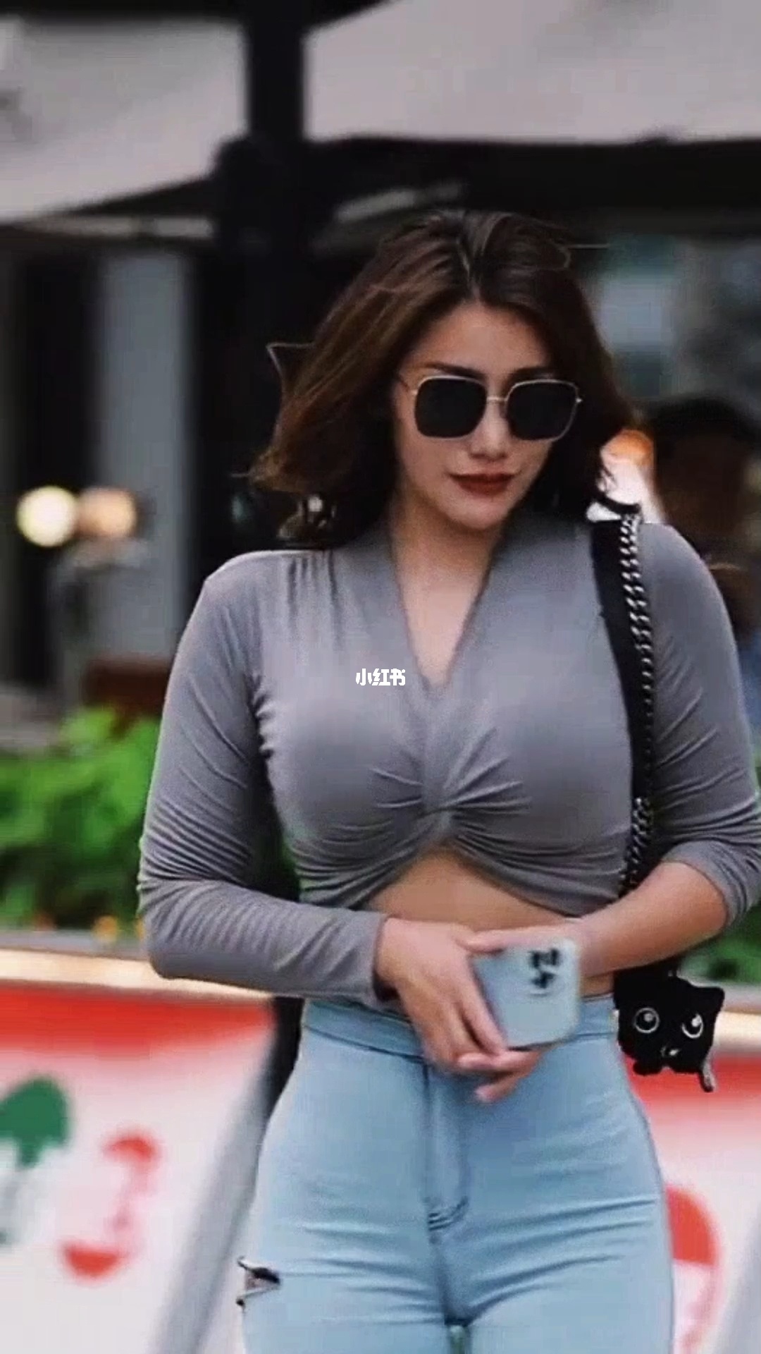 2017最新街拍美女紧身_街拍紧身皮裤美女三角区_街拍中国娱乐咨询紧身美女