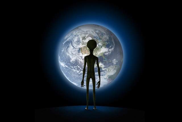 外星文明入侵地球人_一开始外星人入侵地球 然后有另一个种族帮人类的游戏_外星种族入侵的美剧