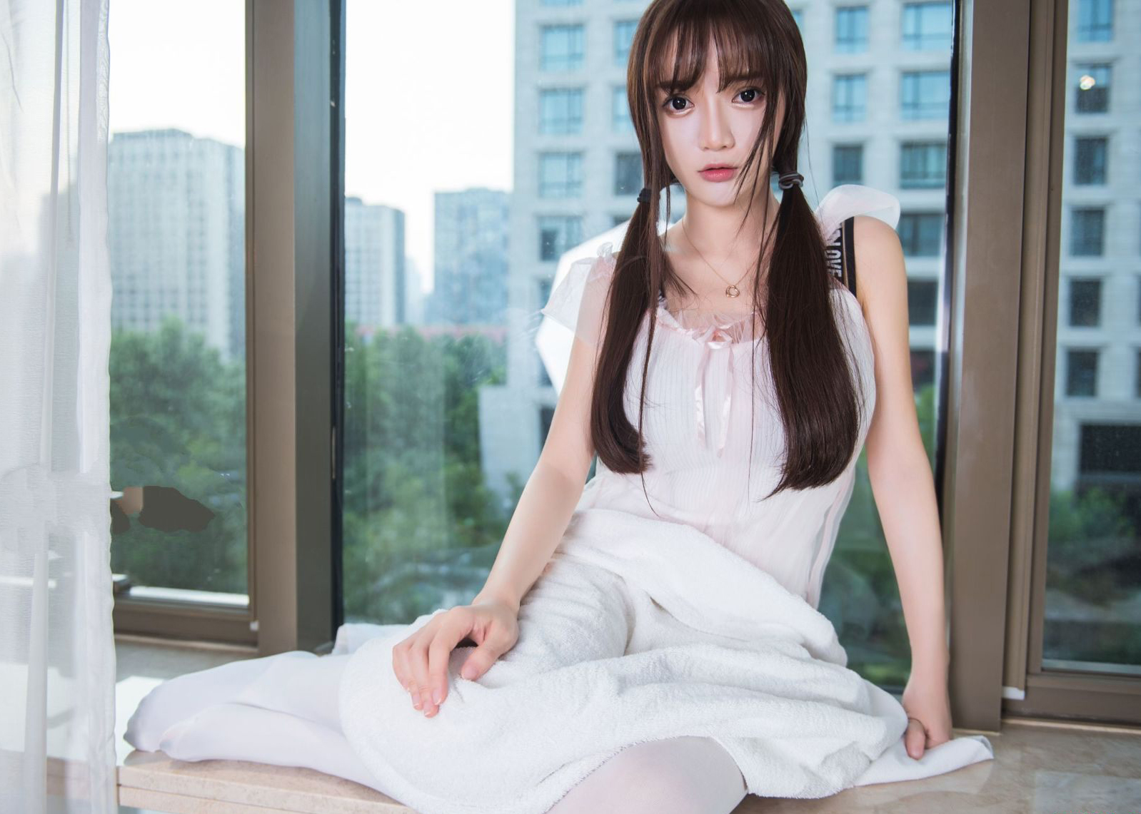 性感白丝美女尽显魅力