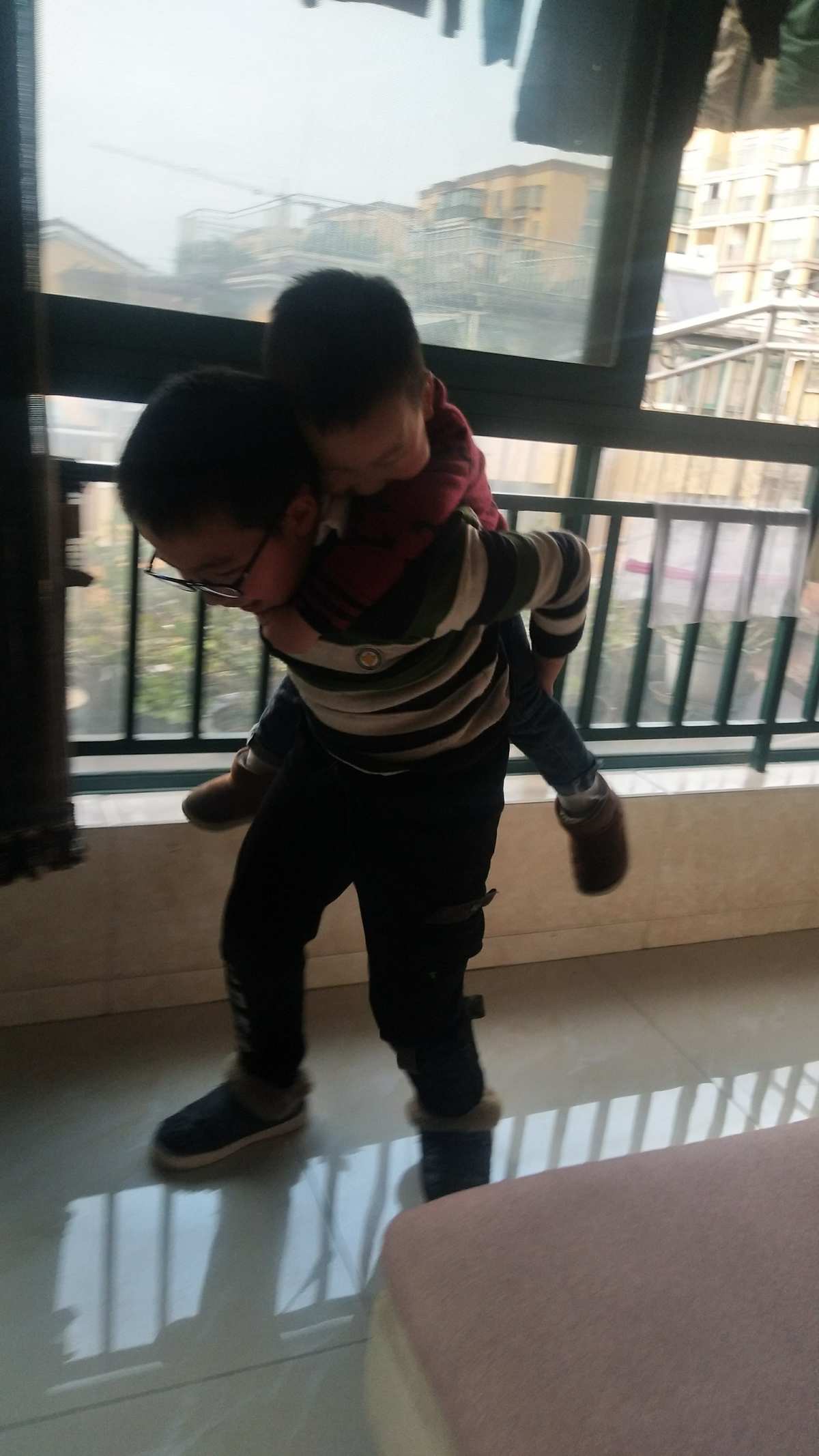 弟弟玩妈妈手机游戏怎么办_弟弟不给我玩妈妈手机游戏_弟弟玩妈妈手机游戏作文