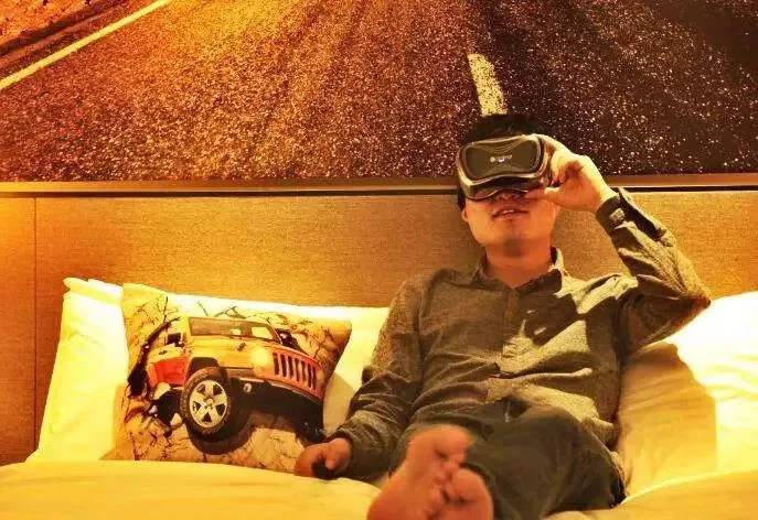 床上玩的手机游戏_手机里玩手机的游戏_在手机里玩手机的游戏