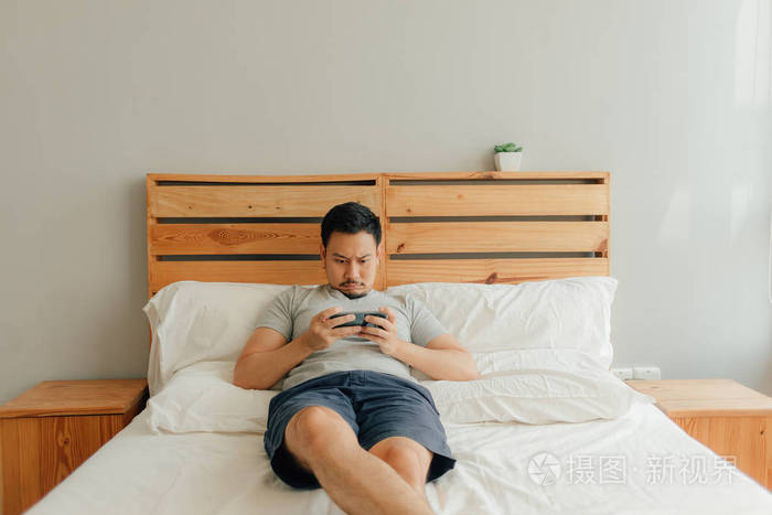 在手机里玩手机的游戏_床上玩的手机游戏_手机里玩手机的游戏