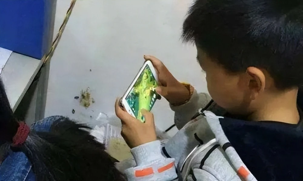 沉迷办手机游戏孩子能玩吗_沉迷办手机游戏孩子怎么办_沉迷手机游戏孩子怎么办