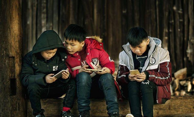 小孩玩手机游戏怎么办_手机小孩子玩的游戏_儿童玩游戏被卡手机