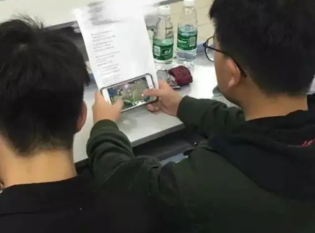 沉迷手机游戏的孩子_16岁儿子沉迷手机游戏_沉迷儿子手机游戏的说说