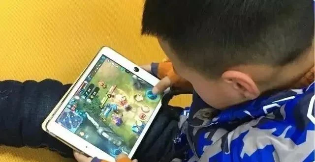 适合小学生玩的手机小游戏_2000元游戏手机小学生_小学生玩的手机游戏有哪些