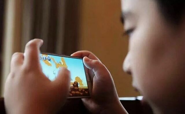 抱抱的坏处_抱着手机玩游戏的坏处图片_抱小孩的坏人